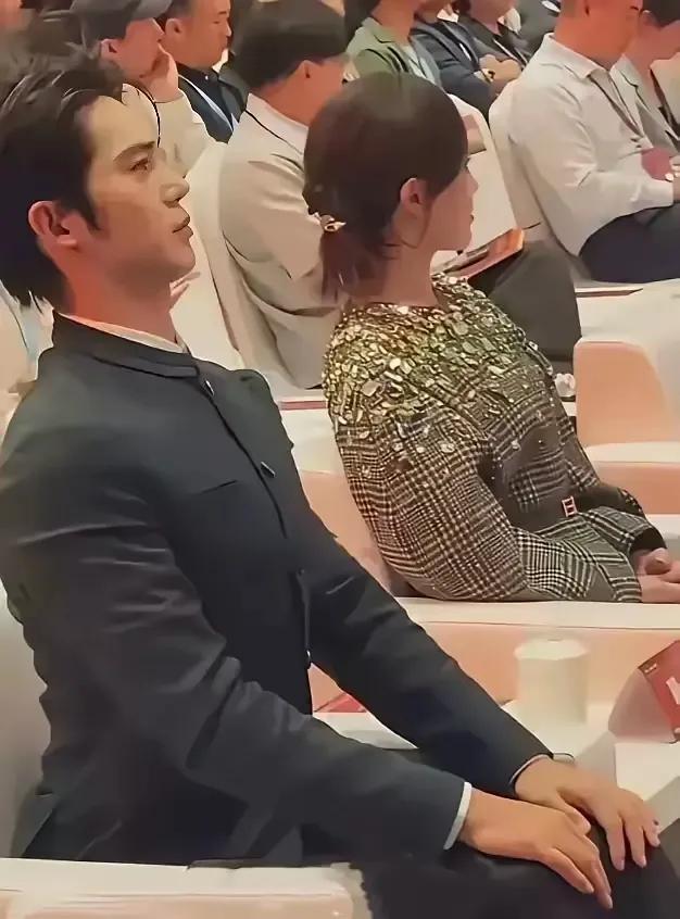 真是难为唐嫣了，忍不了一点。

把于适和唐嫣安排成邻座，先不说这个咖位对唐嫣的冲