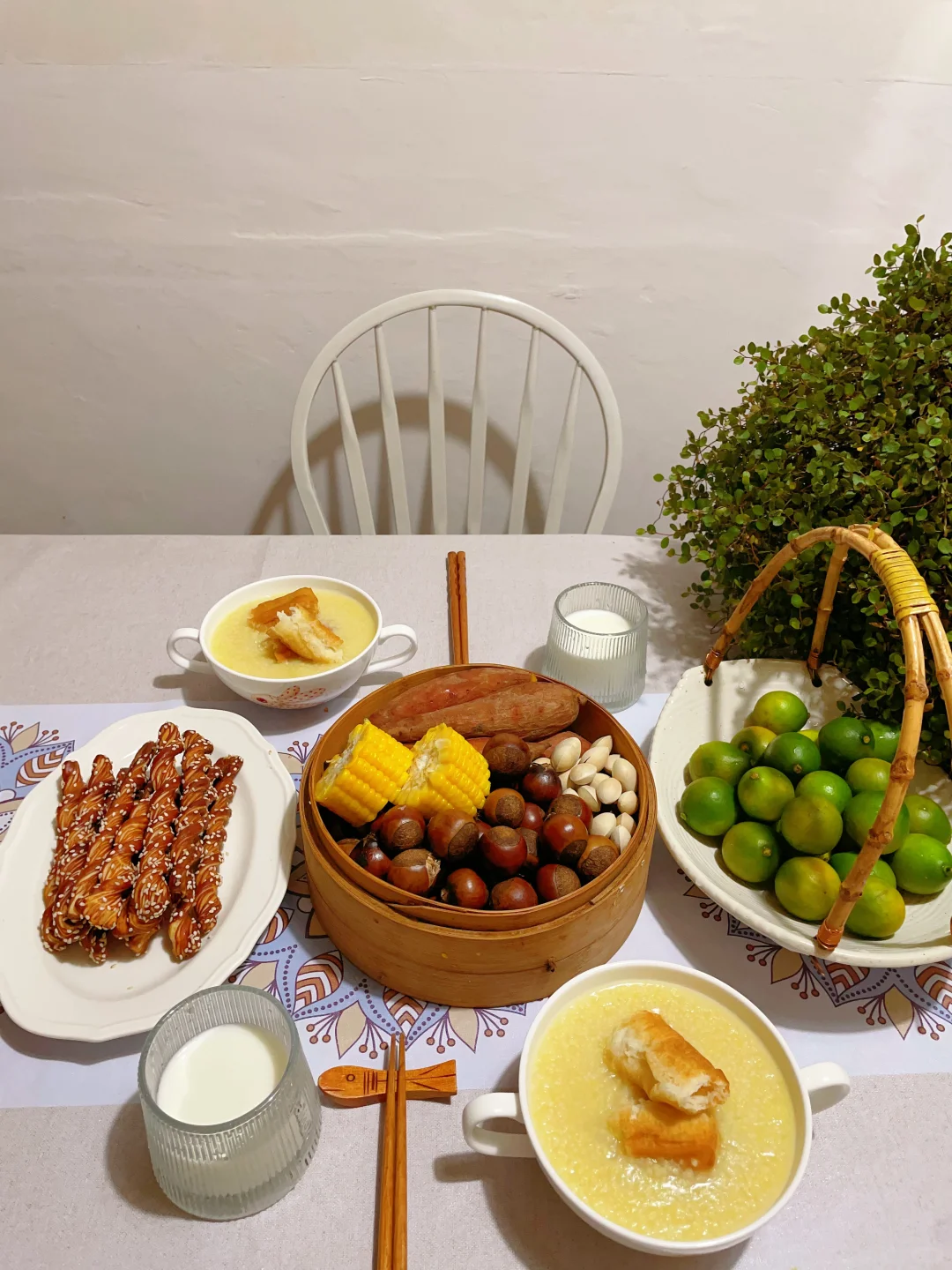 周三早餐油条小米粥，煮板栗白果、蒸小红薯和玉米。烤面包棒，冰糖金桔。