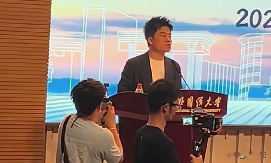 董宇辉演讲时提到，“曾经在不得已的情况下离开的那些同事都回来了。都在我身边，我们