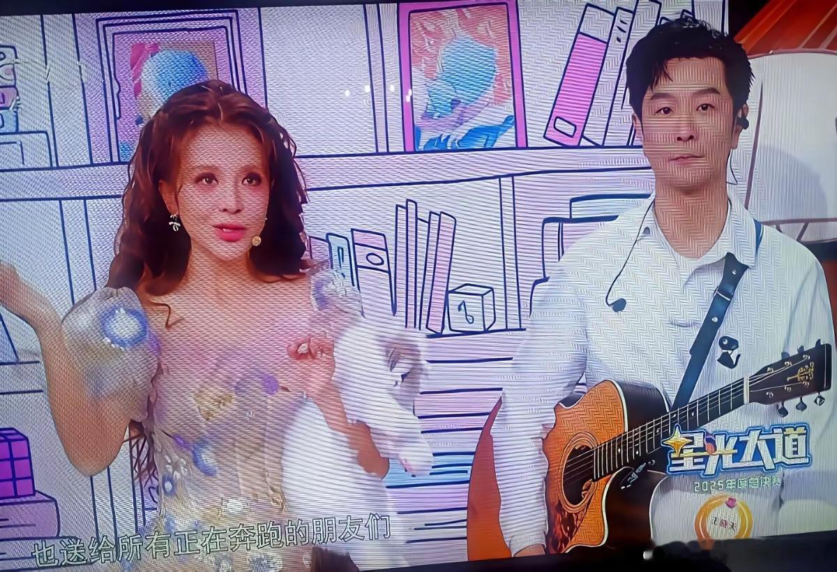 妈呀，刚打开电视，差点没把遥控器给扔出去。星光大道，朱迅。一个50多岁的女人，穿