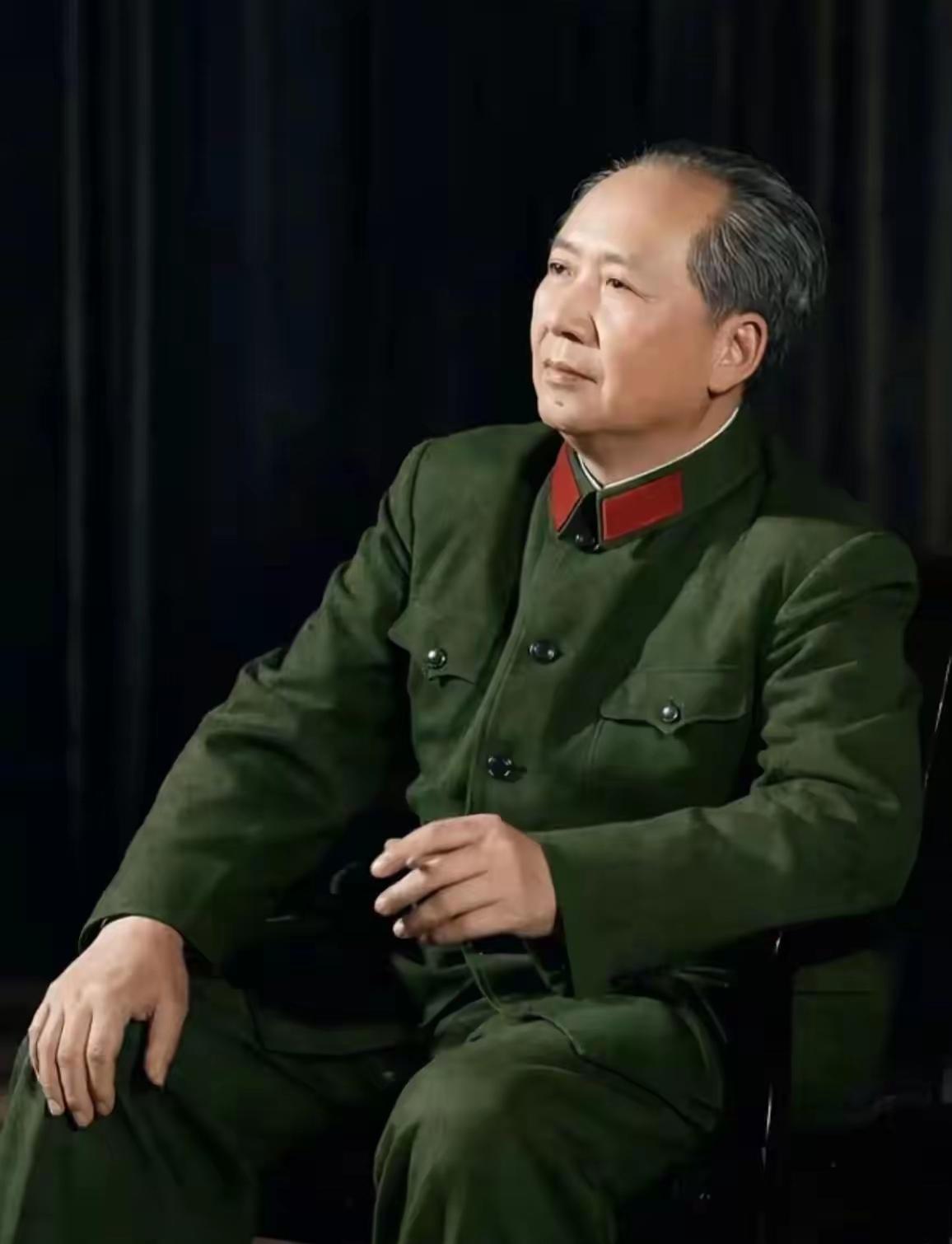 他站在历史的风口，把“纸老虎”三个字说得轻，却把腰杆挺得最硬。炮舰压境，他回一句