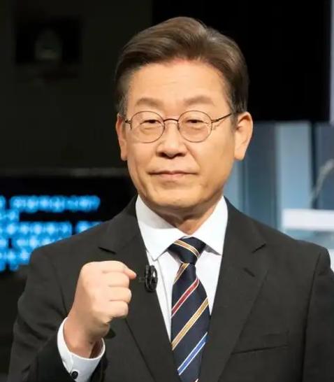 李在明一上来就把“韩日中”的表述改回了“韩中日”，明眼人几乎都能看出来，韩国有着