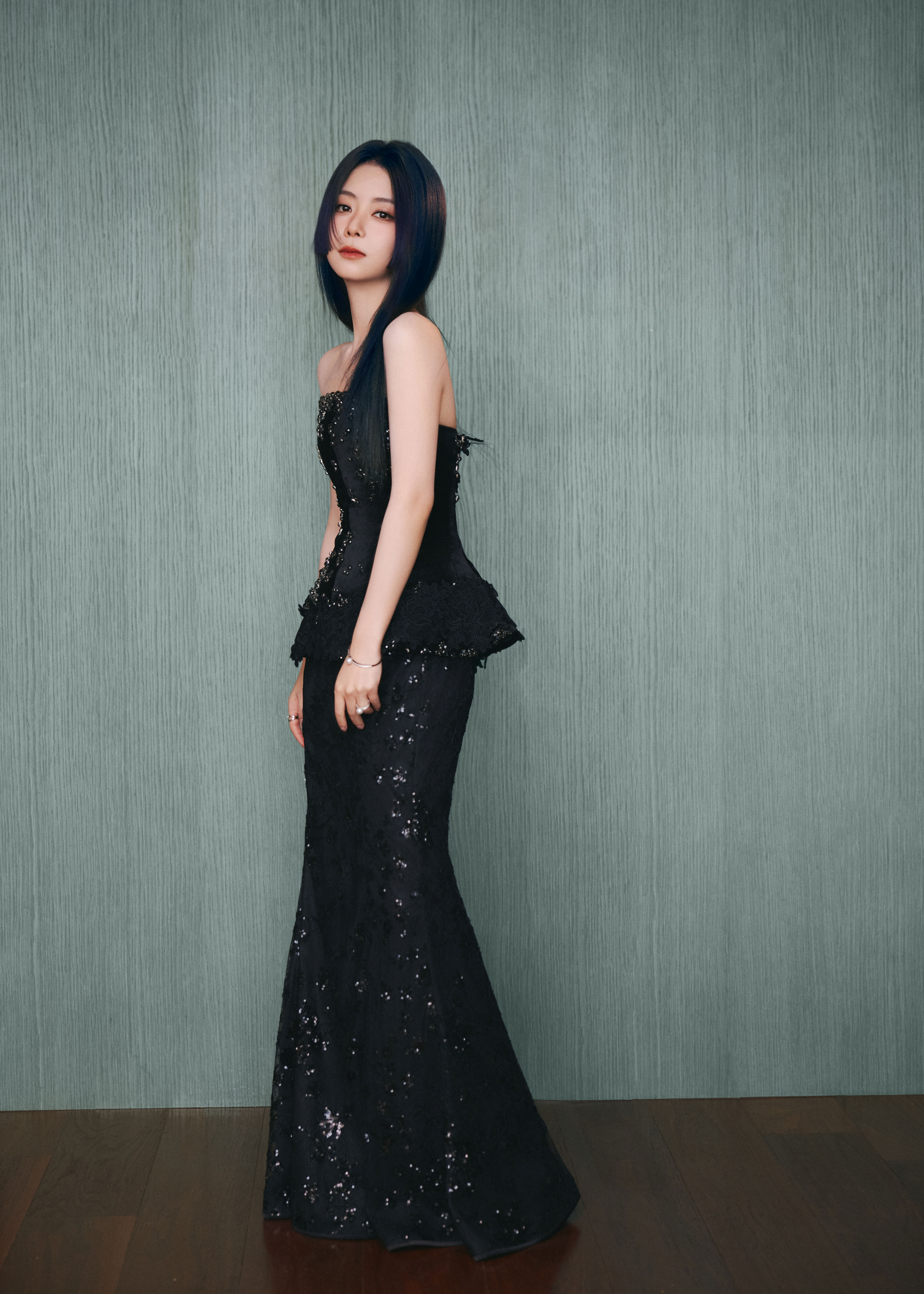 谭松韵[超话] 两小姐受邀出席2025年Wallpaper*中文版设计大奖，以蓝