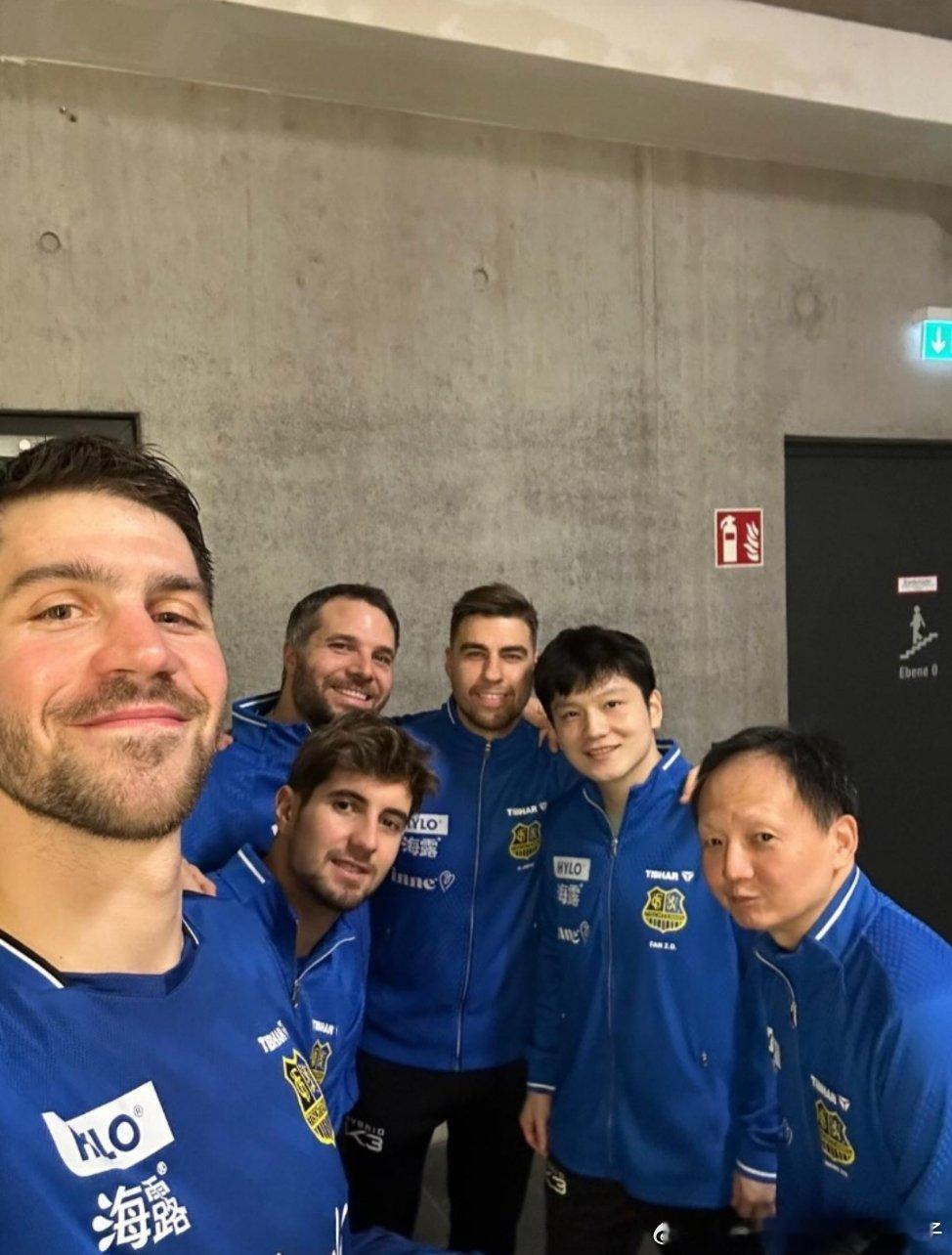 2025-2026赛季德甲乒乓球联赛第十轮萨尔布吕肯俱乐部三比零取胜后的合影🤳