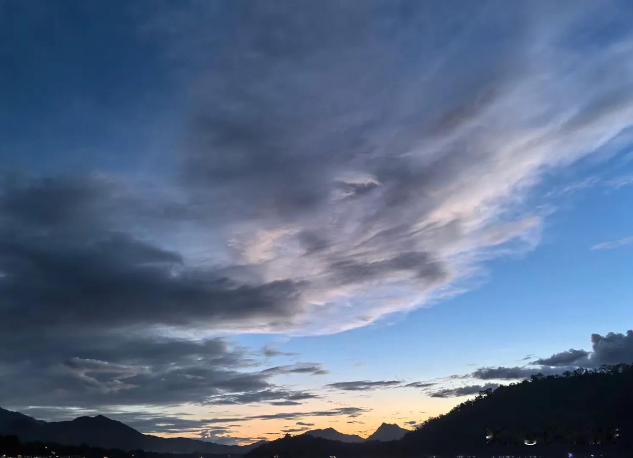 #秋季景色大pk#
云卷云舒。
秋天特有的景色，美得不可方物，心情也格外美丽。