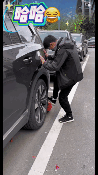 吓坏了，
一脚踩出一个人！