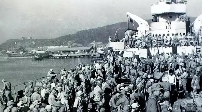 1949年，蒋介石带着一百多万人退守台湾，其中军队有六十万，1949年，蒋介石带