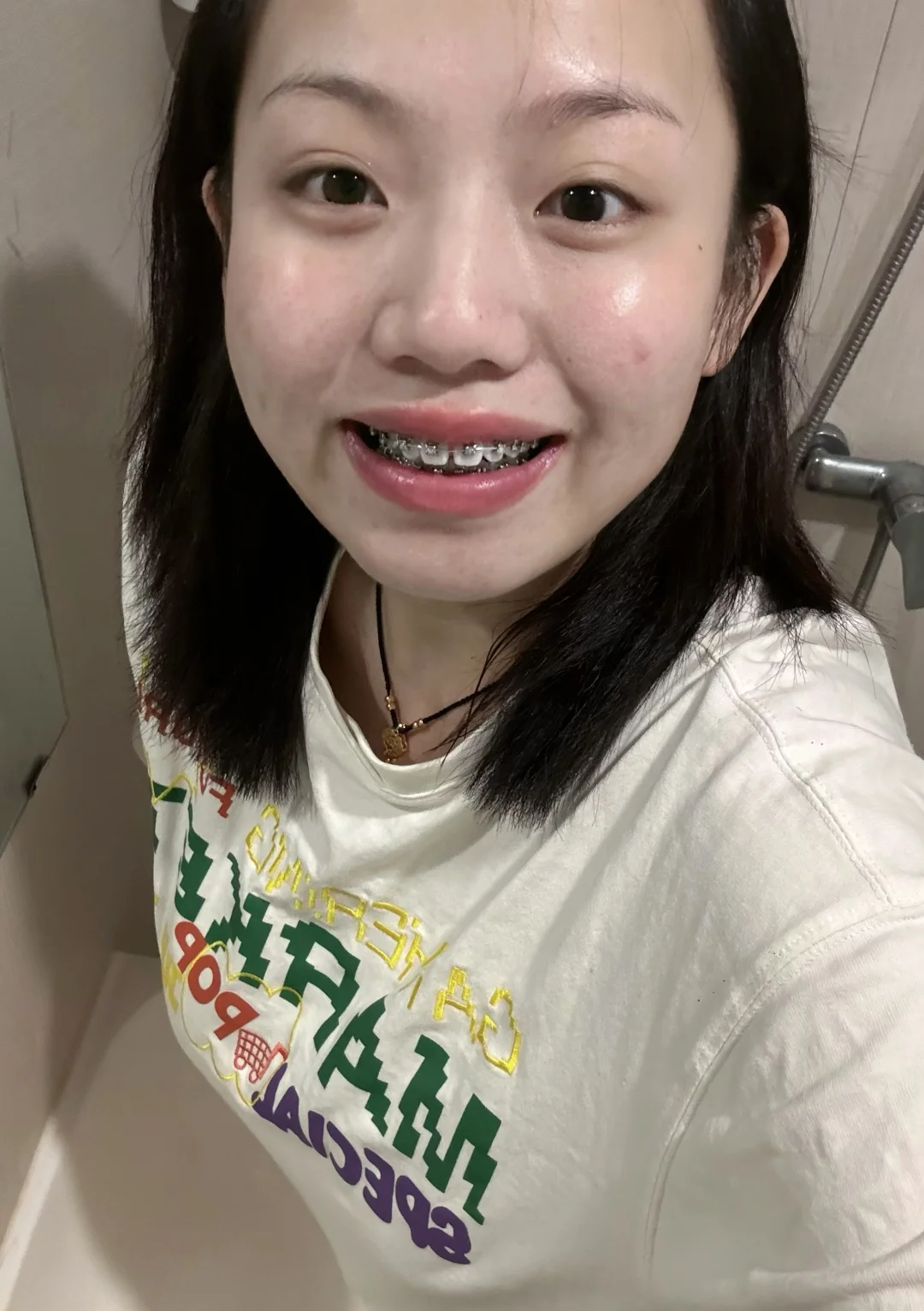 脸上有自然的光泽