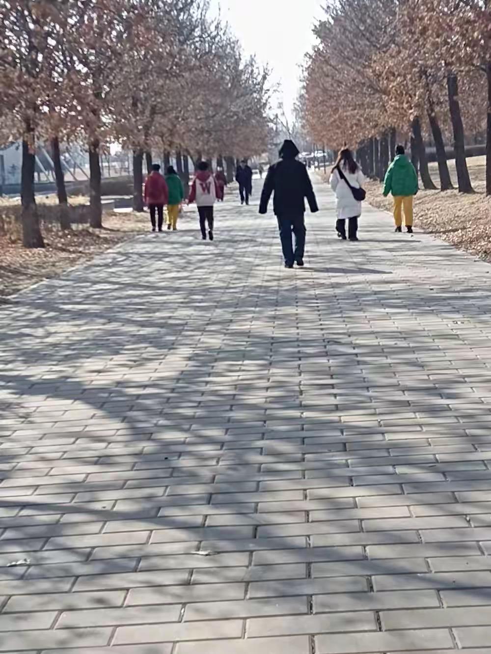 妯娌多了是不是就会有一个被孤立
大嫂家很有钱，自己家经营一个小店，但是我很少和大