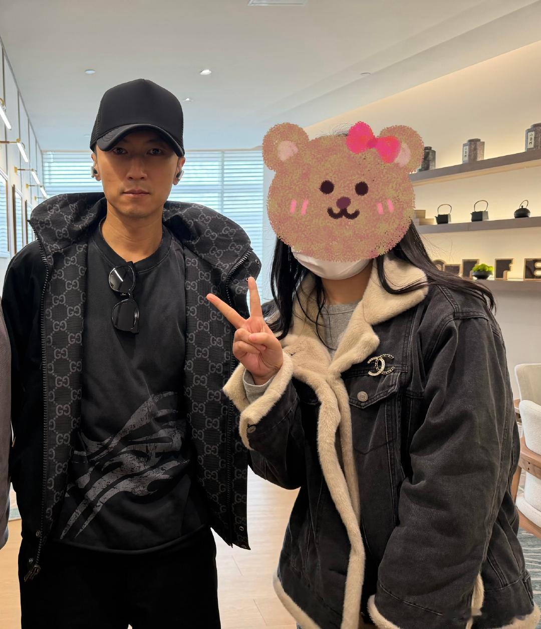 机场偶遇谢霆锋网友机场偶遇谢霆锋 网友机场偶遇谢霆锋，这运气我也想要。 