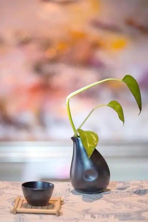 生活中的种种不易，工作时的诸多无奈，人生旅途的坎坷，都让我们更应珍惜当下，且行且