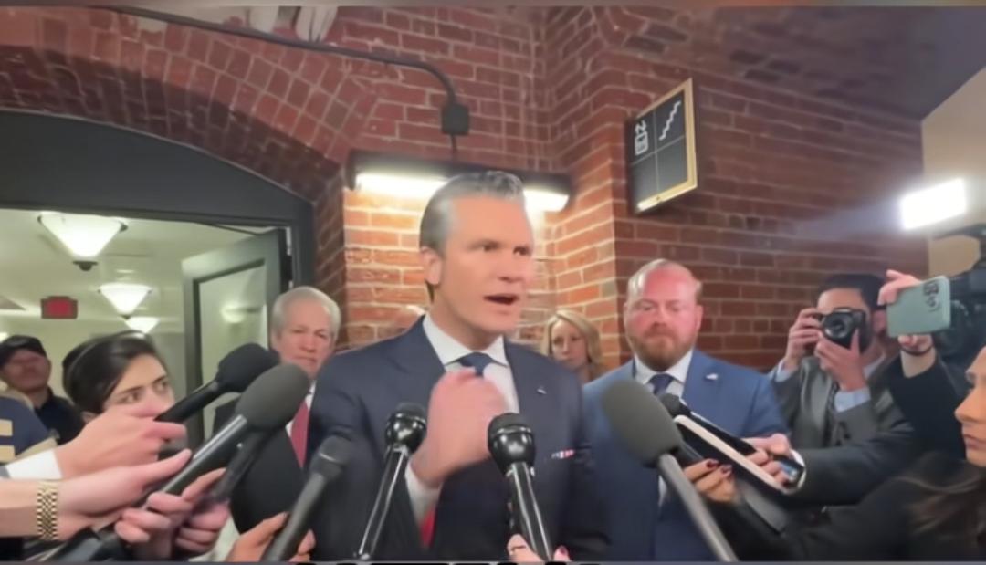 在一场记者招待会上，美国防部长赫格塞斯在吹嘘着美国如何如何强大，讲到兴奋之时，他