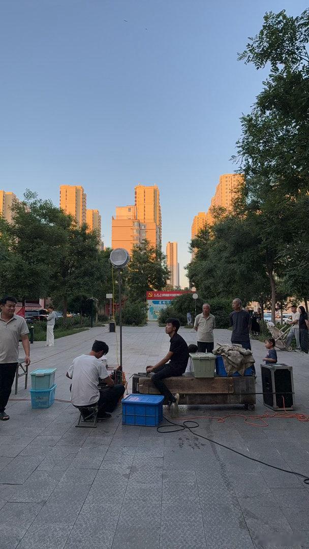 小区又来一波表演杂技的 