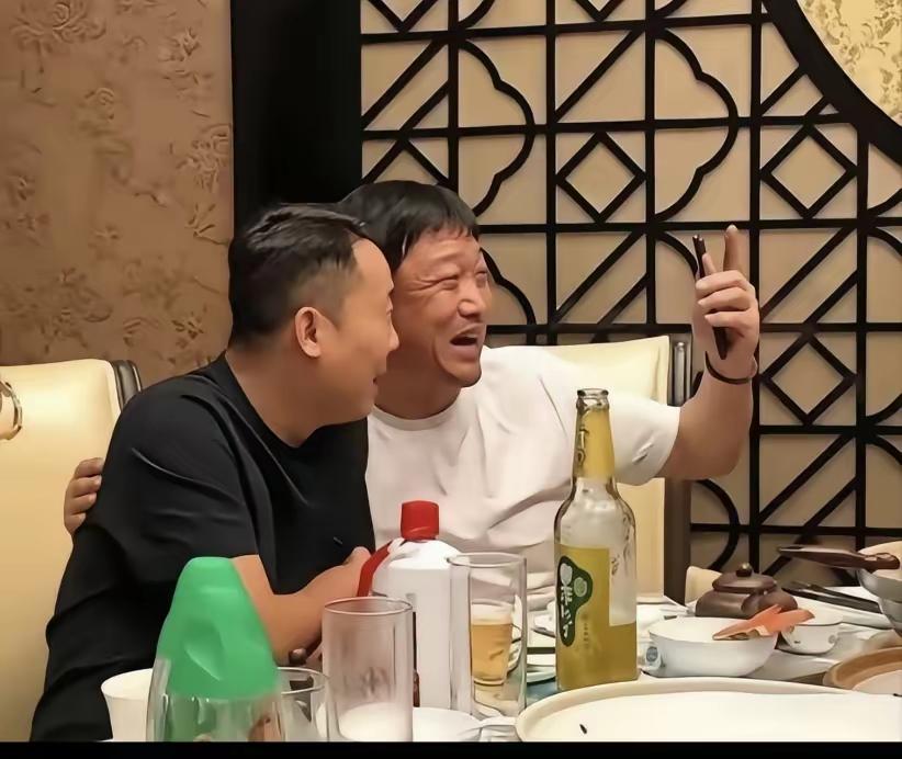 贾冰这场饭局偷拍事件
网友的包容度高得离谱
核心矛盾从来不在他本人身上，私下聚会