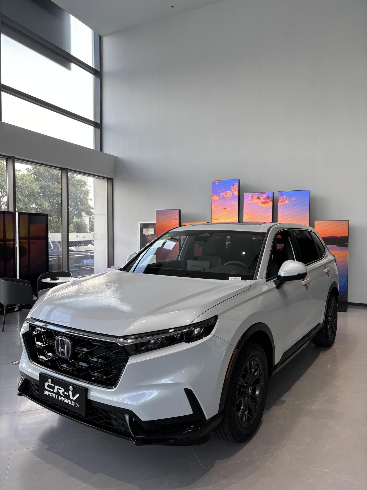 CR-V
CR-V燃油版和混动版，养车成本差距比你想象的大。燃油版小保养四百到五