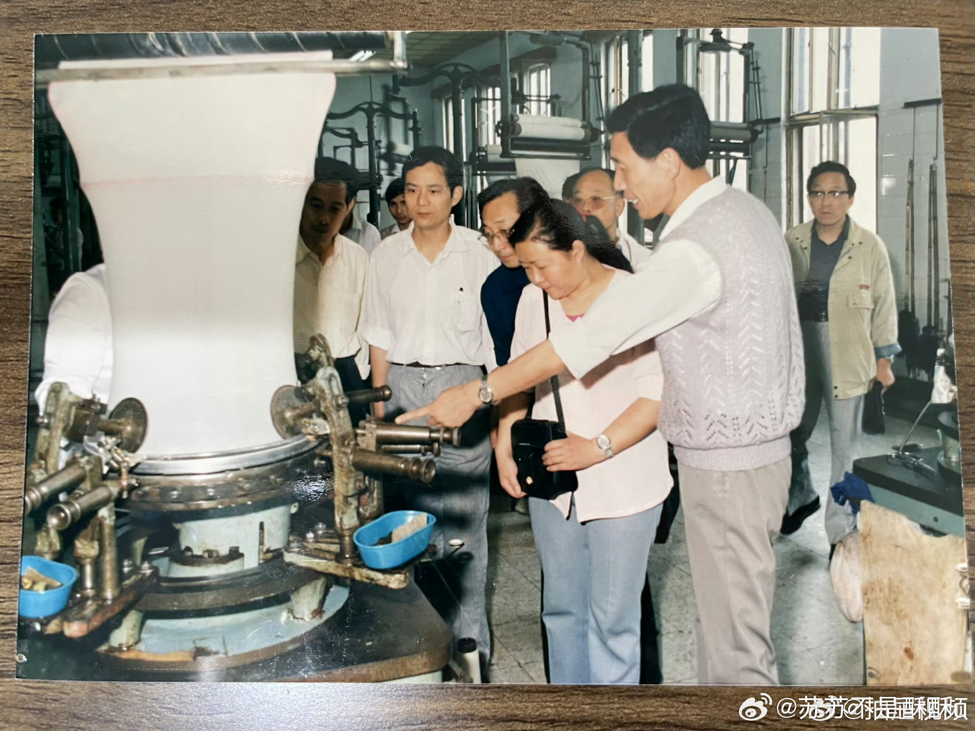 百年丝绸老字号的守与变坚守古法缫丝织造非遗匠心，承袭百年诚信底蕴；融合国潮设计与