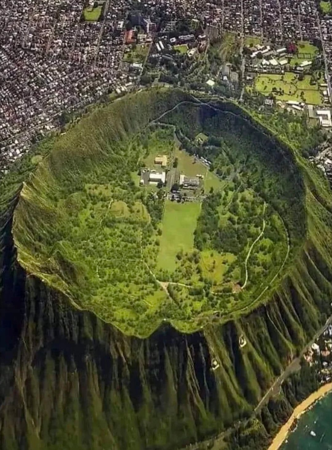壮观！钻石头山（英语：Diamond Head；夏威夷语：Lēʻahi）是位于美