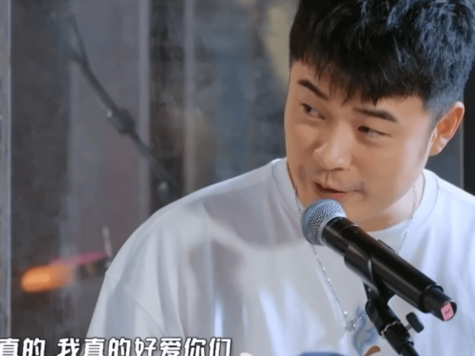 鹿晗五哈哭了 鹿晗又被五哈团的友谊感动到了！大家全体排练《鲜花》这首歌，唱到动情