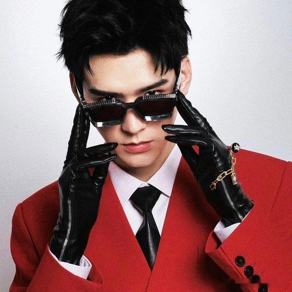 粉丝给龚俊弄了个好看衣服pk，结果给整成了时尚俊帝的衣柜，一眼看去好壮观！