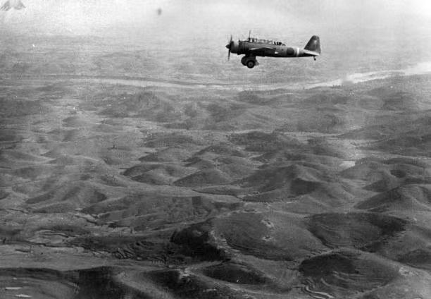 图一：1940年1月16日，一架日寇九七式轻轰炸机（三菱Ki-30）飞掠广西宾阳