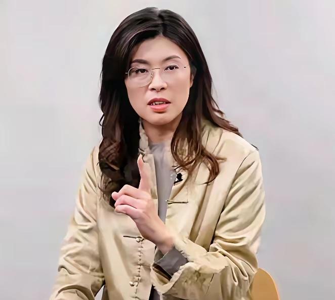 郑丽文在专访中被唐湘龙问及是否支持两岸和平统一？直言谈论统一对自己而言完全不切实