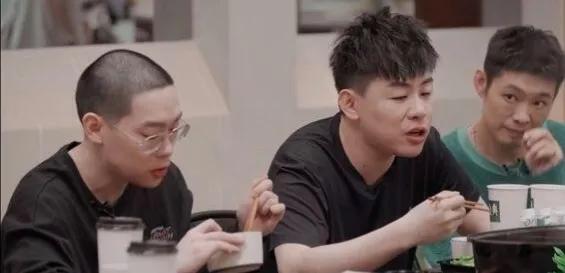 胡彦斌因前任事情再次上热搜！

最近《披荆斩棘》的一场夜宵聚会中，胡彦斌突然问大