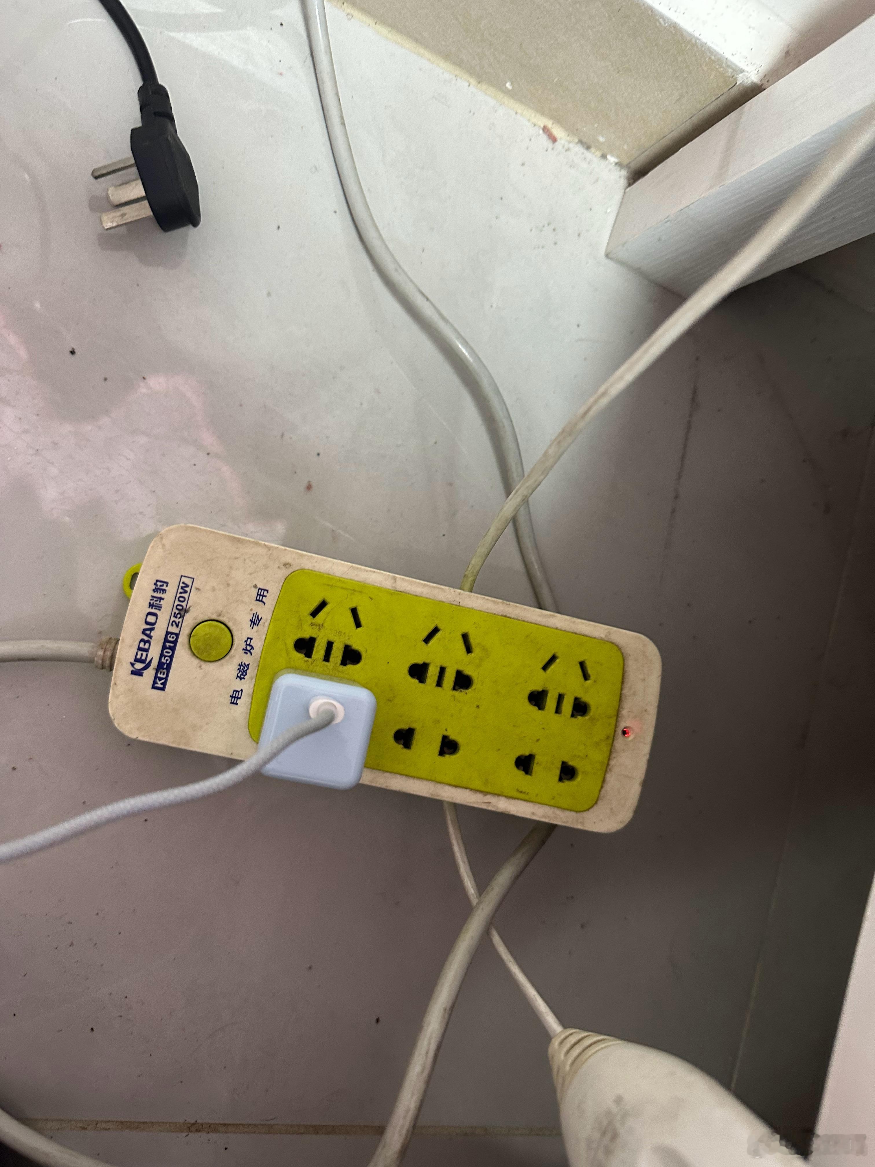 充电器一拔又是一年春节放假回家插手机充电器，离开家拔充电器，不出意外，一拔就是一