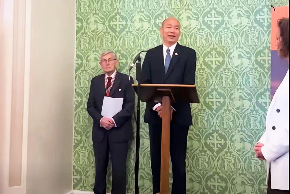 韩国瑜率团窜访英国，高呼“决不投降”！

他在英国议会的酒会上，用英文喊出“绝不
