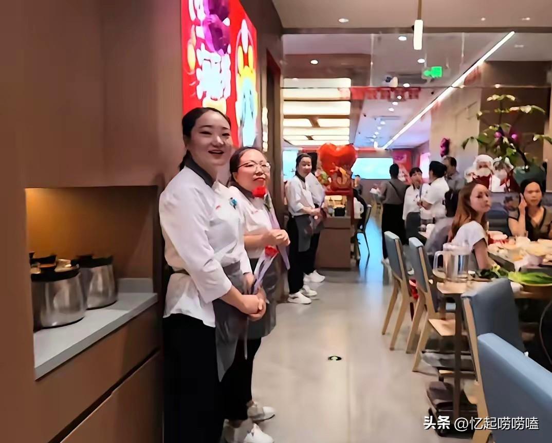 陕西一对年轻人结婚，在海底捞举行300人宴席，结账的时候，核算了下餐费……一共花