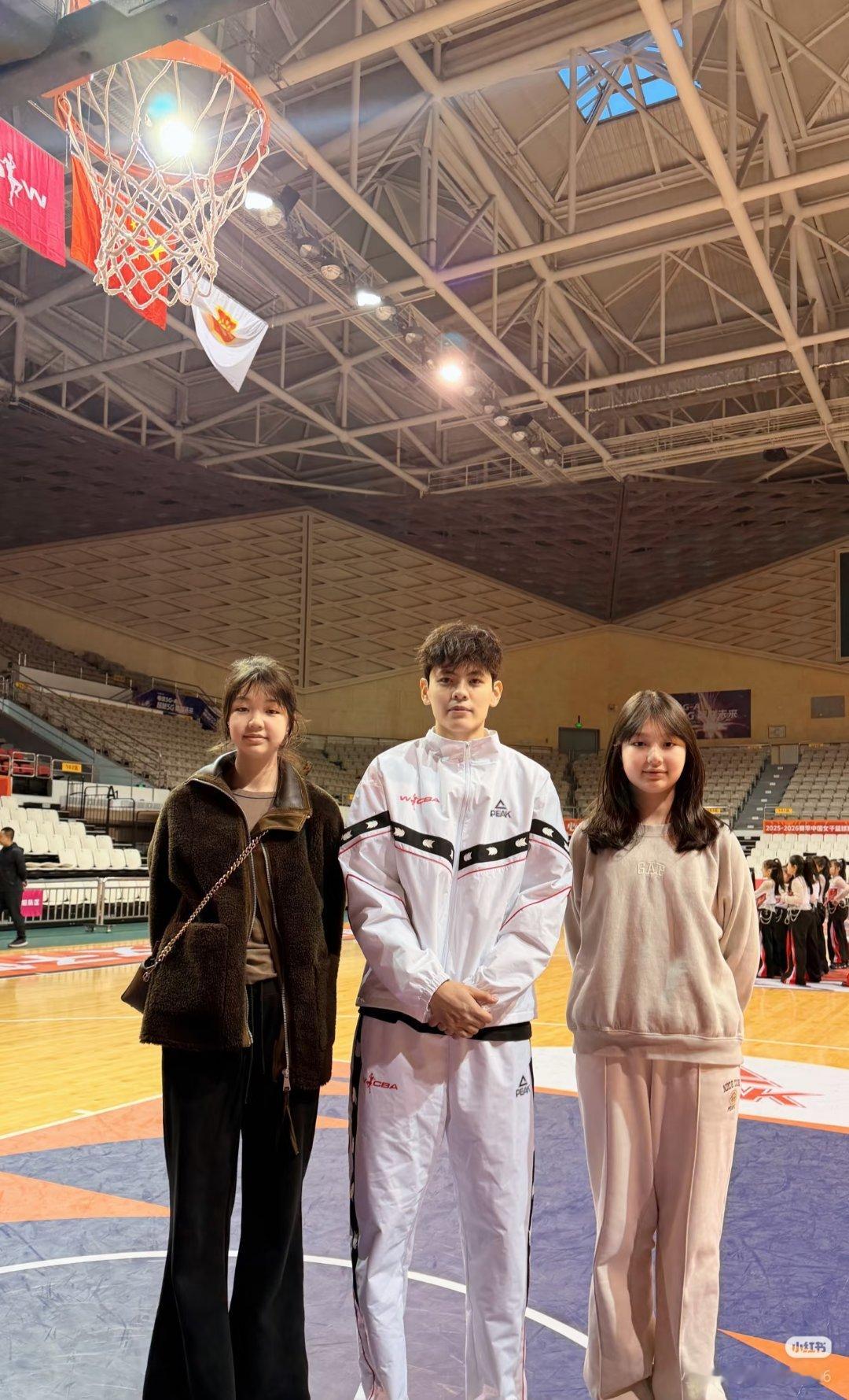 杨舒予杨舒予2025-2026赛季wcba联赛 在新疆比赛期间合照羊 