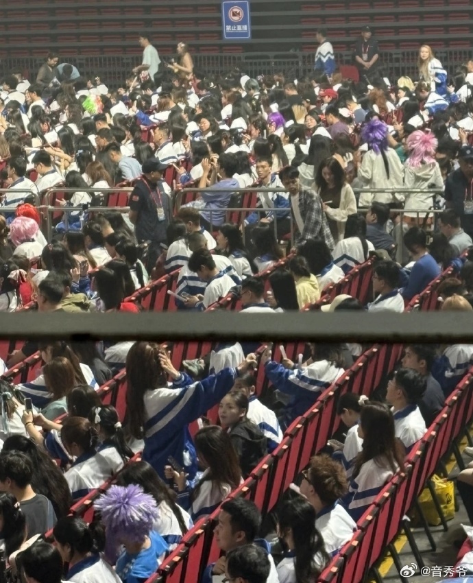 也是在徐良演唱会领上学籍了看完徐良演唱会牛马变班马进场就领到专属学籍，人手一件蓝