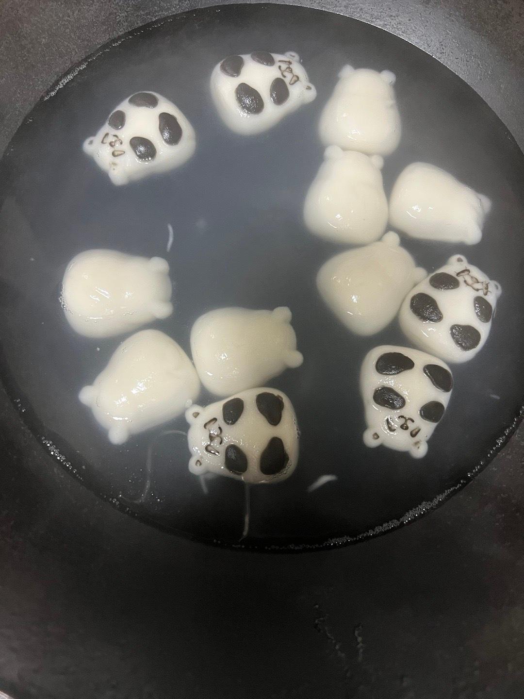 冬至吃汤圆咯！口味还是认准最经典的黑芝麻——那股熟悉的甜暖，是冬至节气永远不变的