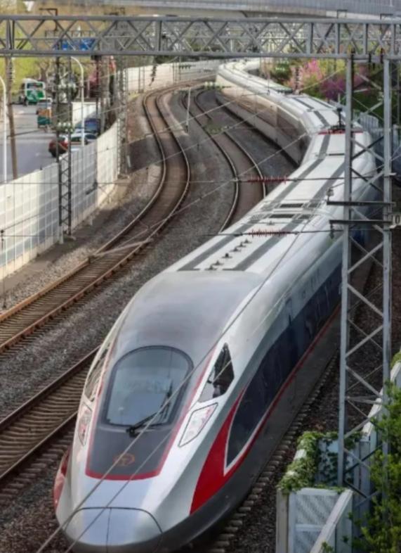 中国为什么执意要发展高铁，而不是廉价航空？因为中国在做一个赌注，赌的就是你用电，