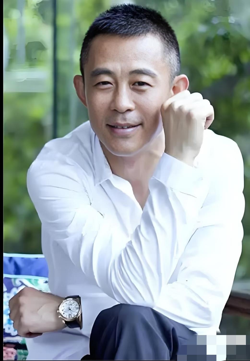 娱乐圈里最让人看不懂的男星，侯勇绝对算一个。
如今59岁的他，三婚娶小20多岁妻