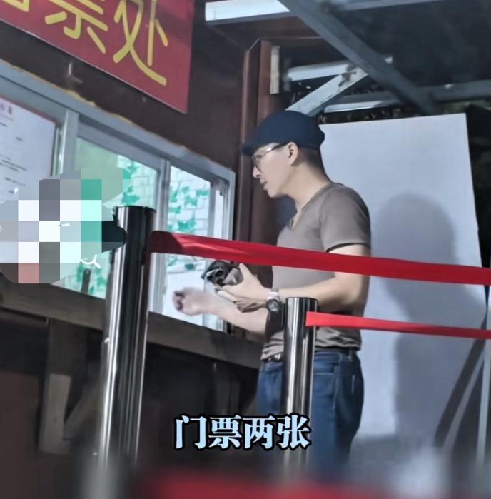 广东清远，男子到一个瑶寨去游玩，因为景点比较多，他就在景区里面住宿，结果他出了景