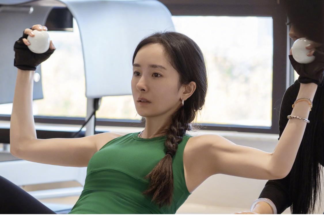 素颜健身的杨幂，反倒显得格外的年轻。

看杨幂肩膀上的肌肉，就知道平时没少做力量