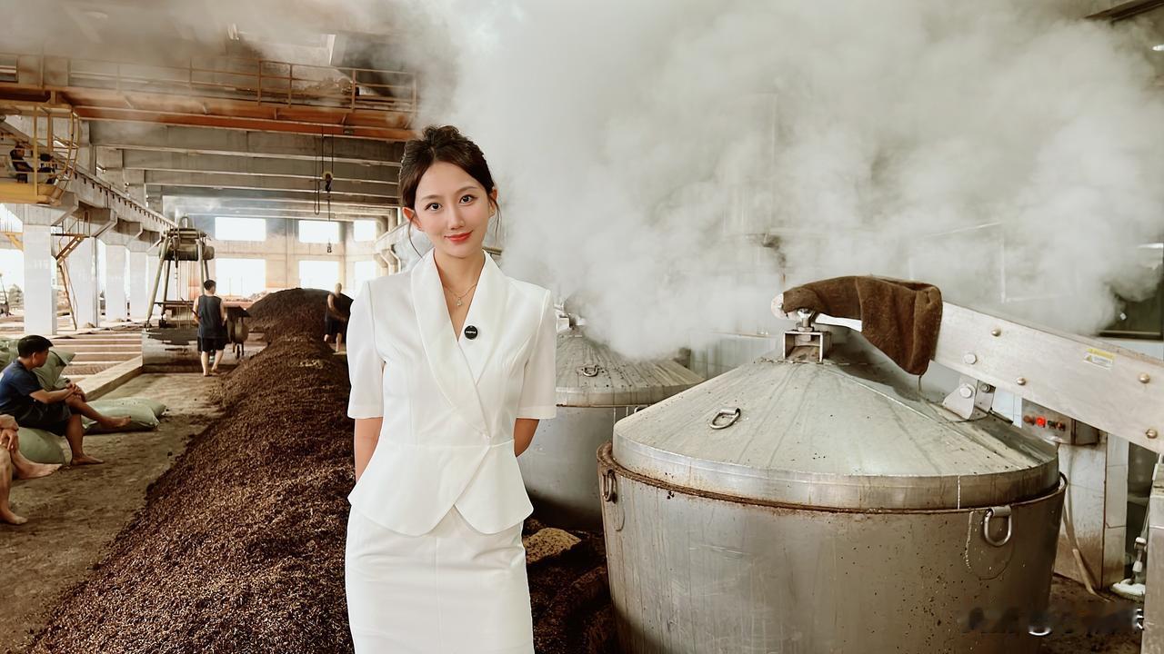 今天闲来无事，到酿酒车间转一转，茅台接近40度的天气，车间里更闷更热[泣不成声]