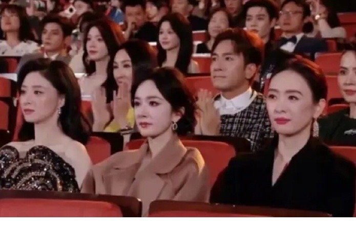 杨幂、童瑶与蒋欣并肩而坐，构成了一道独特的风景。镜头流转间，三张面容绽放出各自的