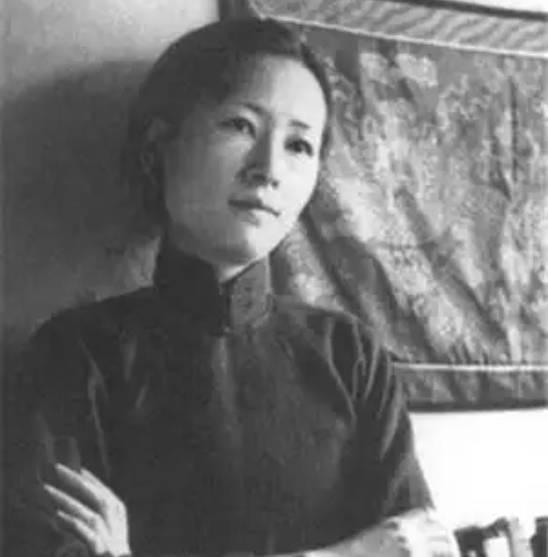 东方美人，有才华和思想。