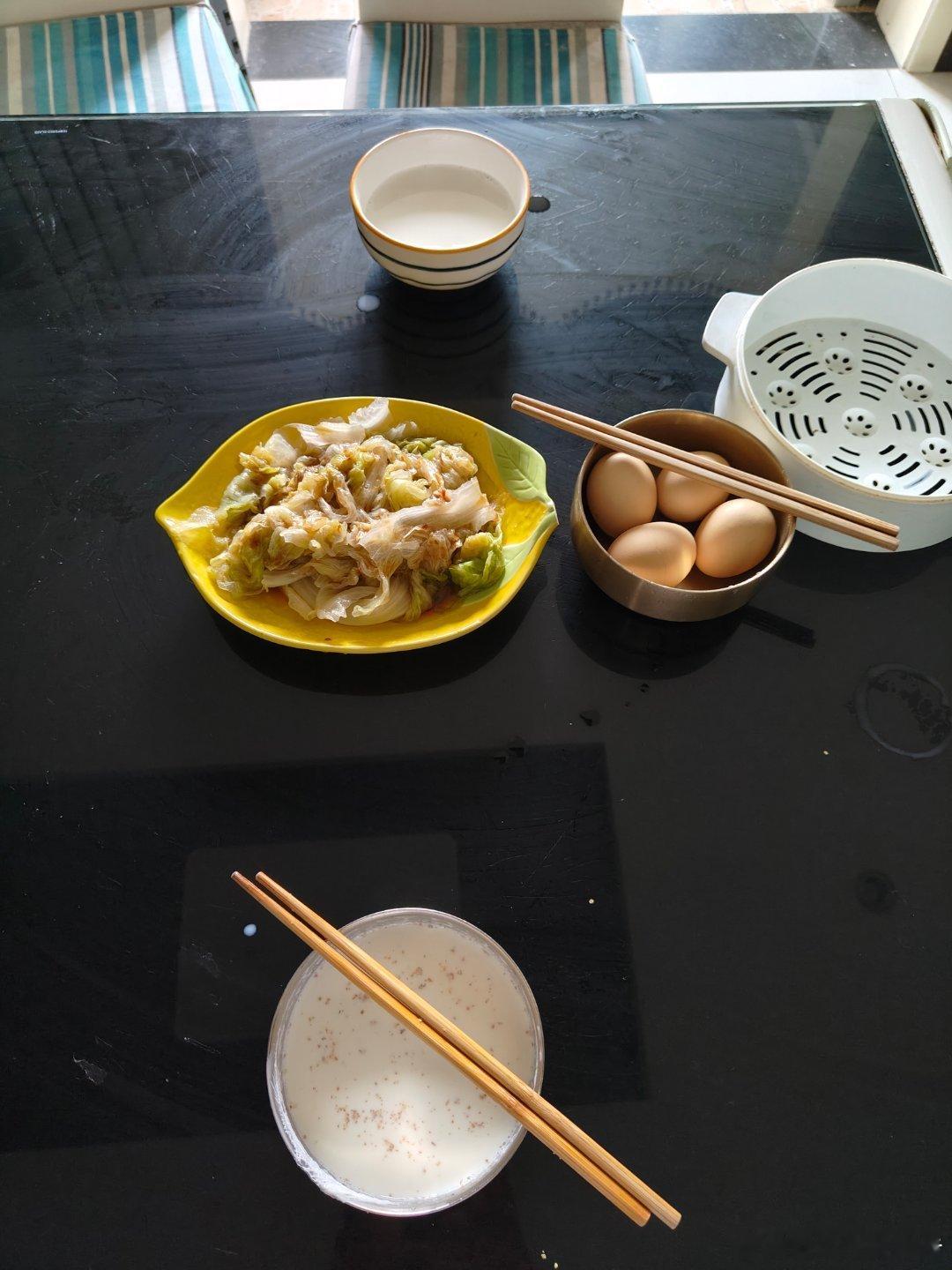 一日之计在于晨早餐牛奶，鸡蛋，青菜开启元气满满的一天，奋斗吧，少年早起打卡
