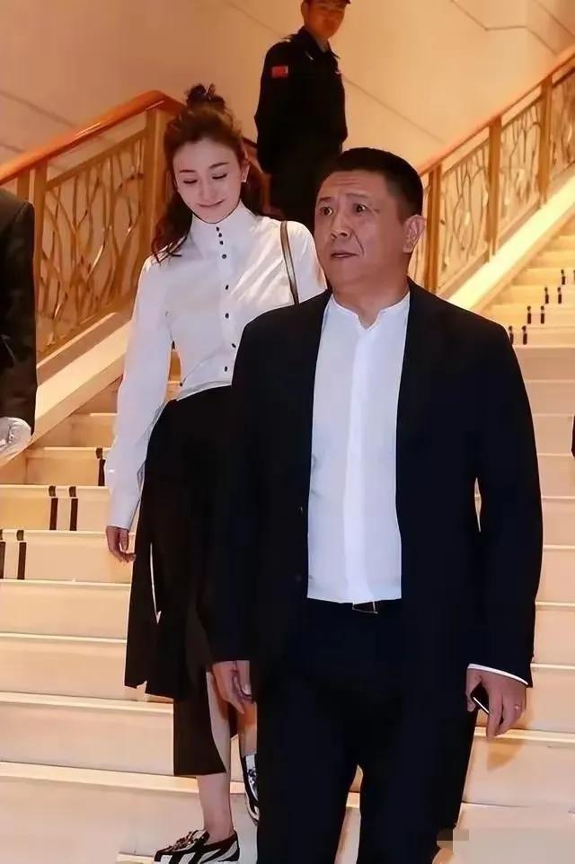 李小冉和丈夫下楼梯，三个保安两个回头看！他们可能是在看李小冉到底找了个什么样的白
