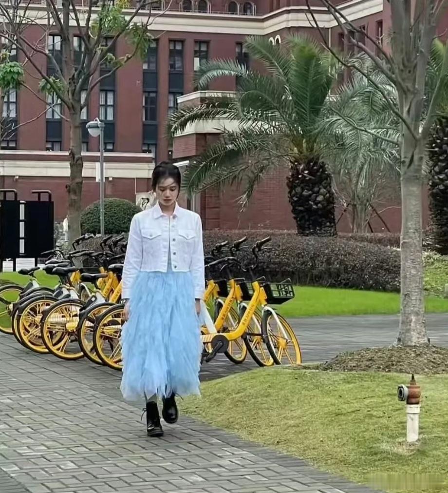 周也这是在模仿张婧仪吗？这是生怕别人不知道她俩长得像是吗