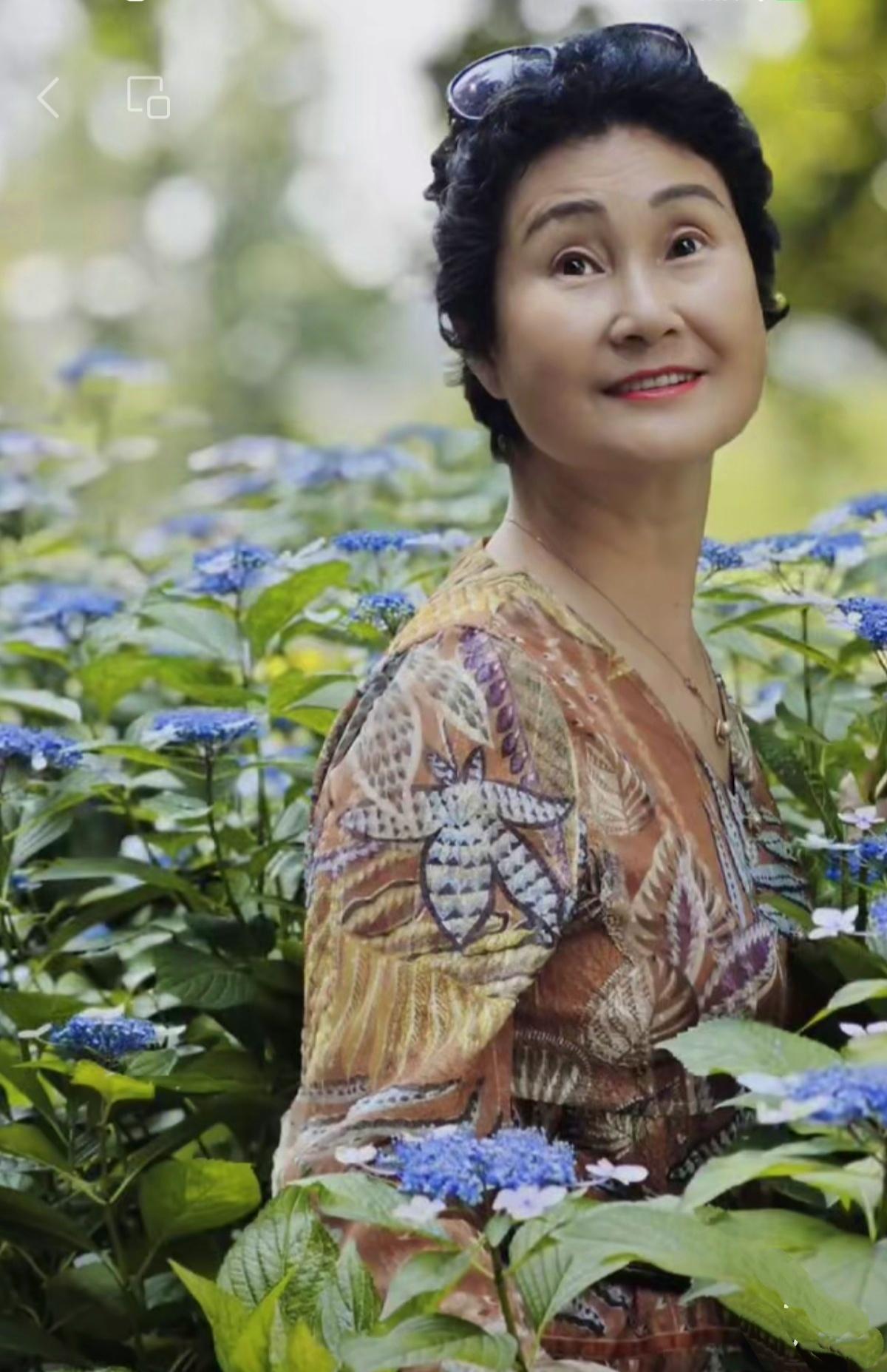 很早以前闺蜜的女儿对闺蜜说我长的有点像张曼玉，闺蜜私下跟我说，我听了一笑，回家照