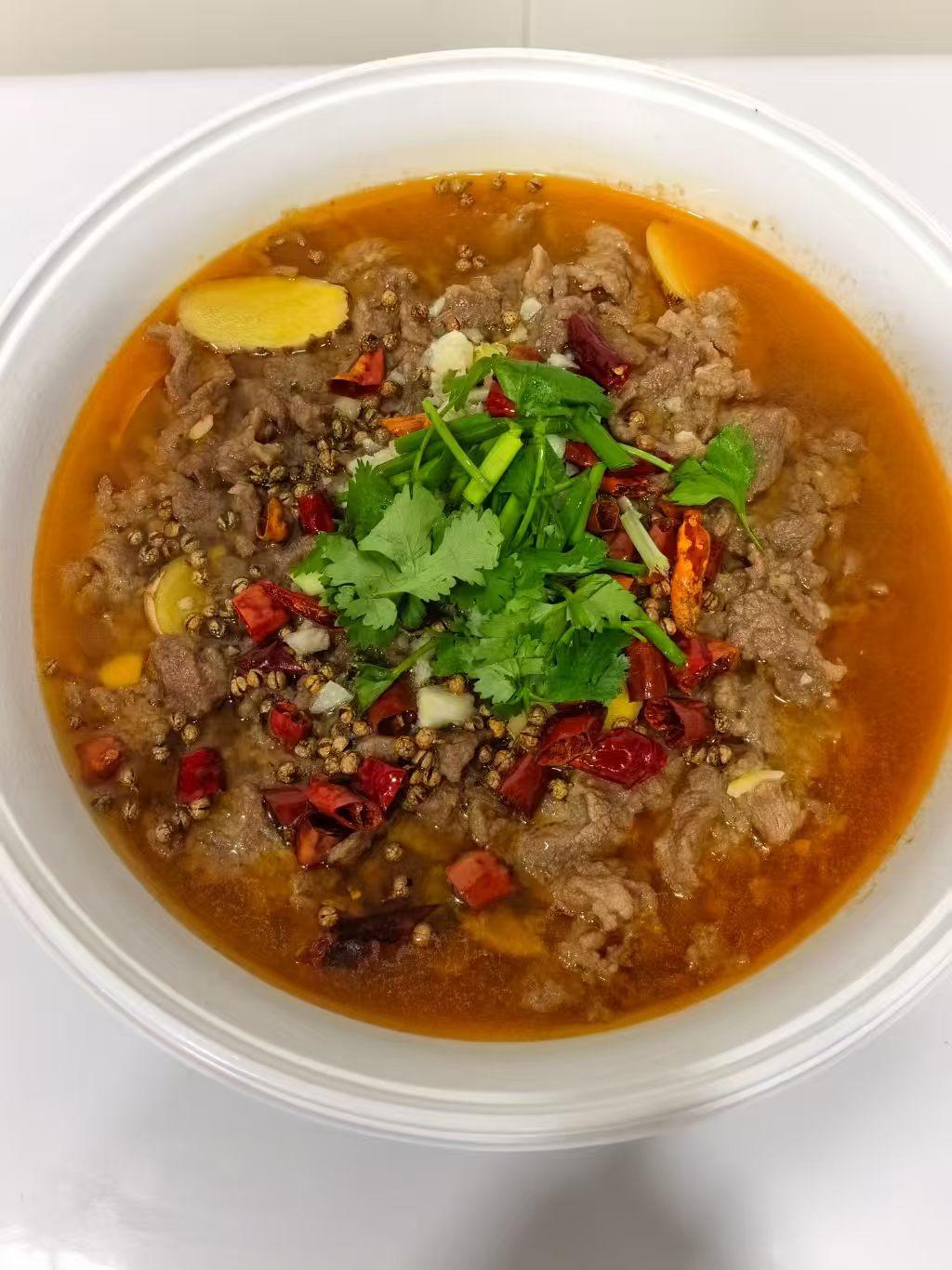 一碗热气腾腾的麻辣牛肉，辣爽过瘾！🌶️🍜
