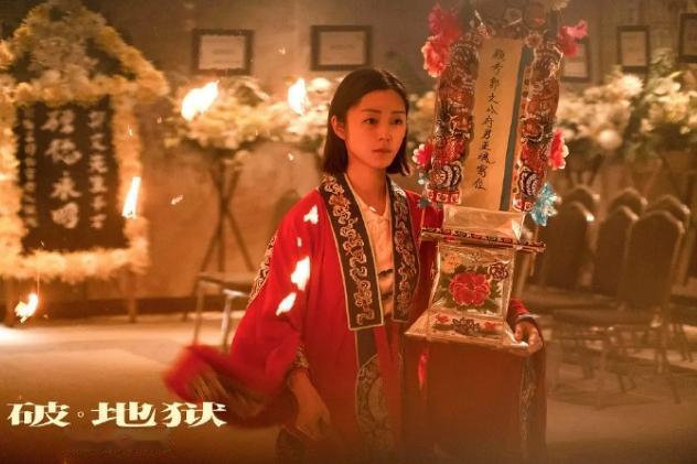 百花奖颁奖本届无争议！
影帝易烊千玺，易烊千玺已经是百花，金鸡双料影帝的00后了