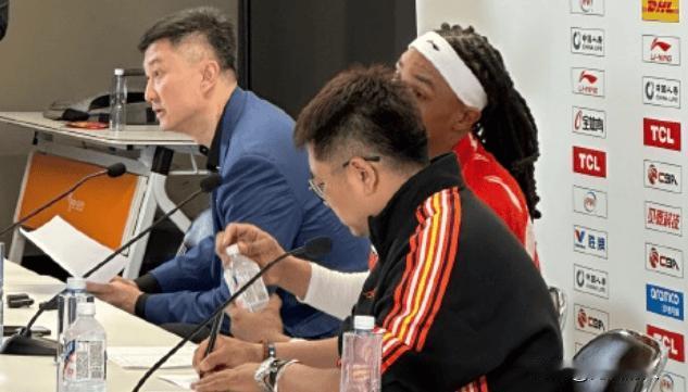 杜峰指导为中国男篮操心，赛后采访谈到徐杰和胡明轩，都是为中国篮球努力



杜峰