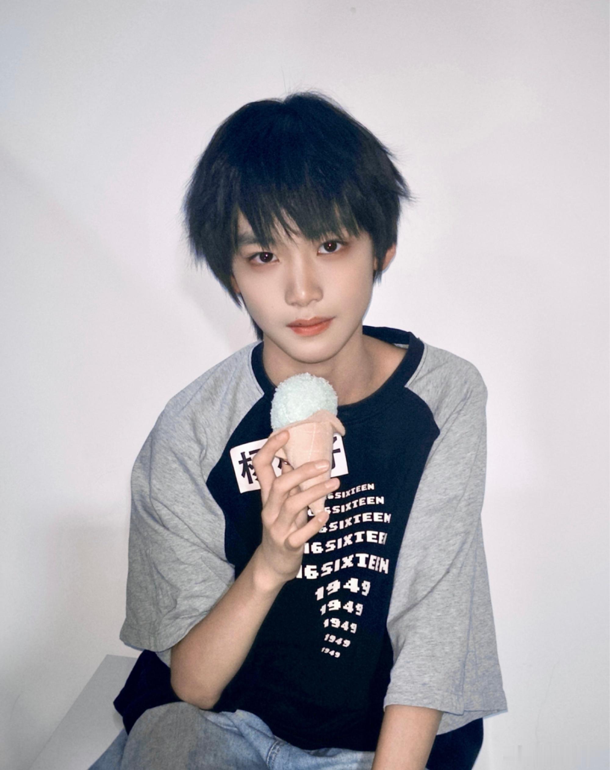 杨林好YL 🍉杨林好 五代唯一门面主唱 🍉杨林好 五代第一小提琴手 “月亮难