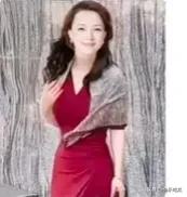 董聊是主持界一姐，她在台上的发挥和特有的主持功底如今都没人超越，她满腹书生气，才