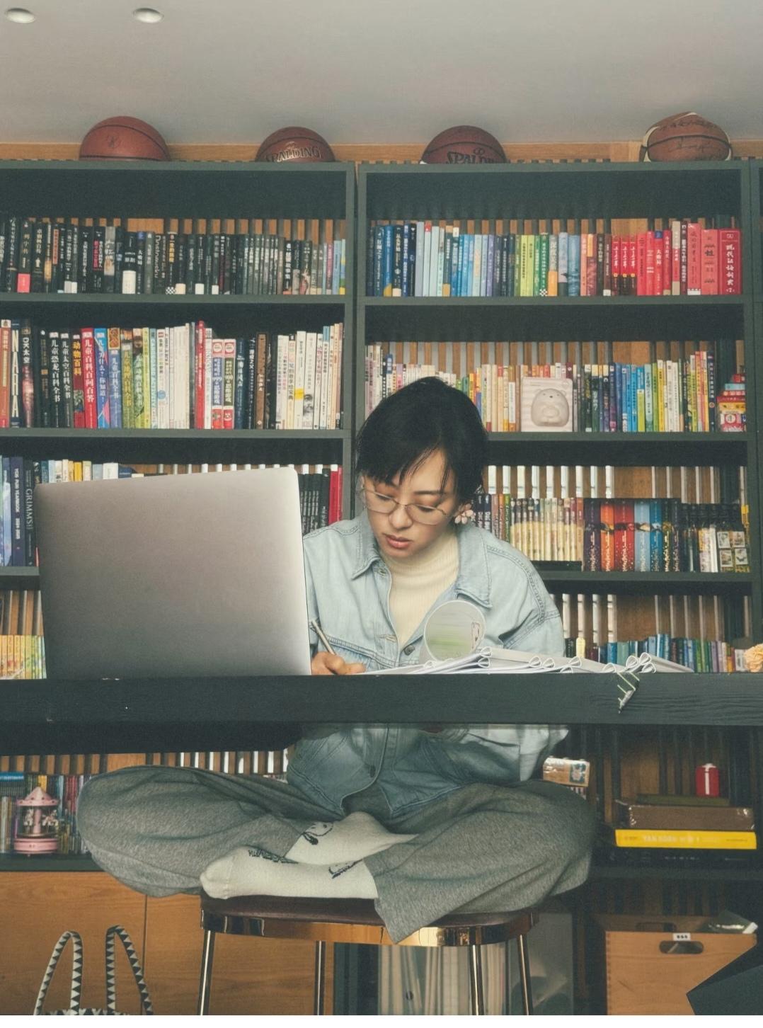 孙俪，脚上这袜子看着不像纯棉的。