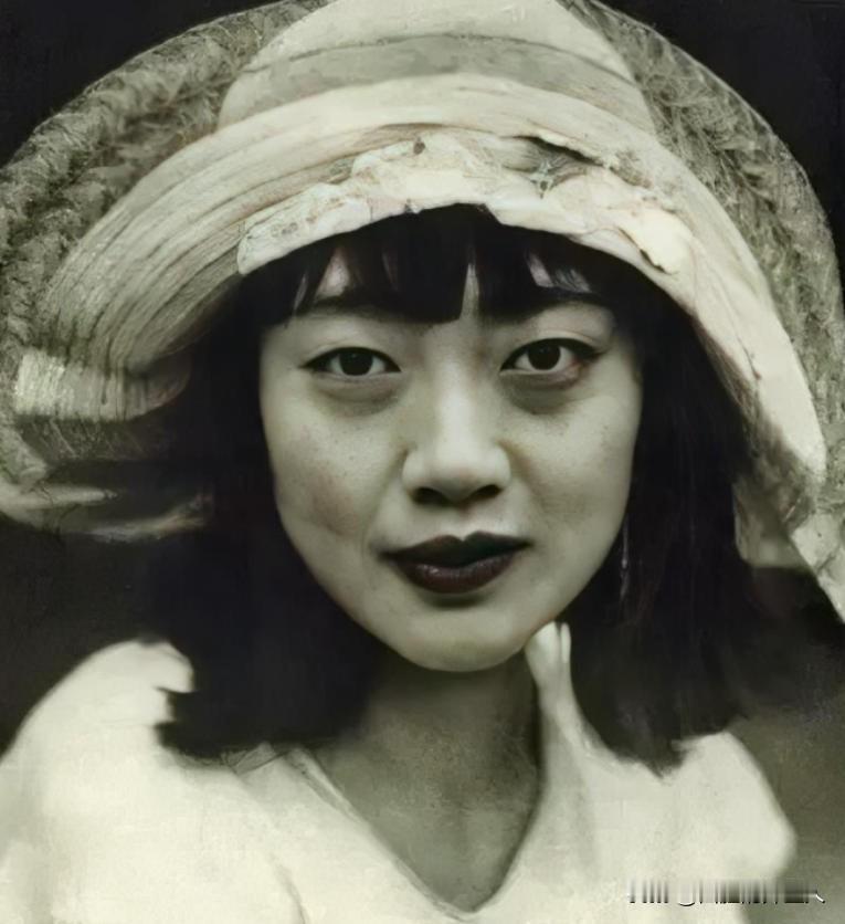 她最后是活活臭死的。大小便失禁，躺在自己的屎尿里，浑身烂疮，41岁的女人，瘦得像